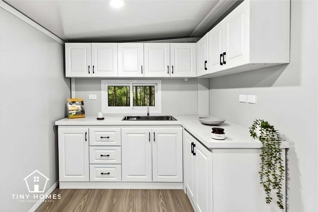TH4U - White Kitchen full cabinet