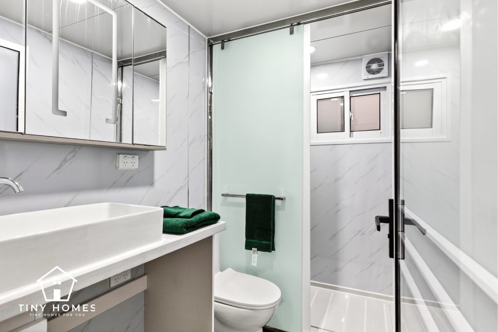 TH4U - White expander Bathroom
