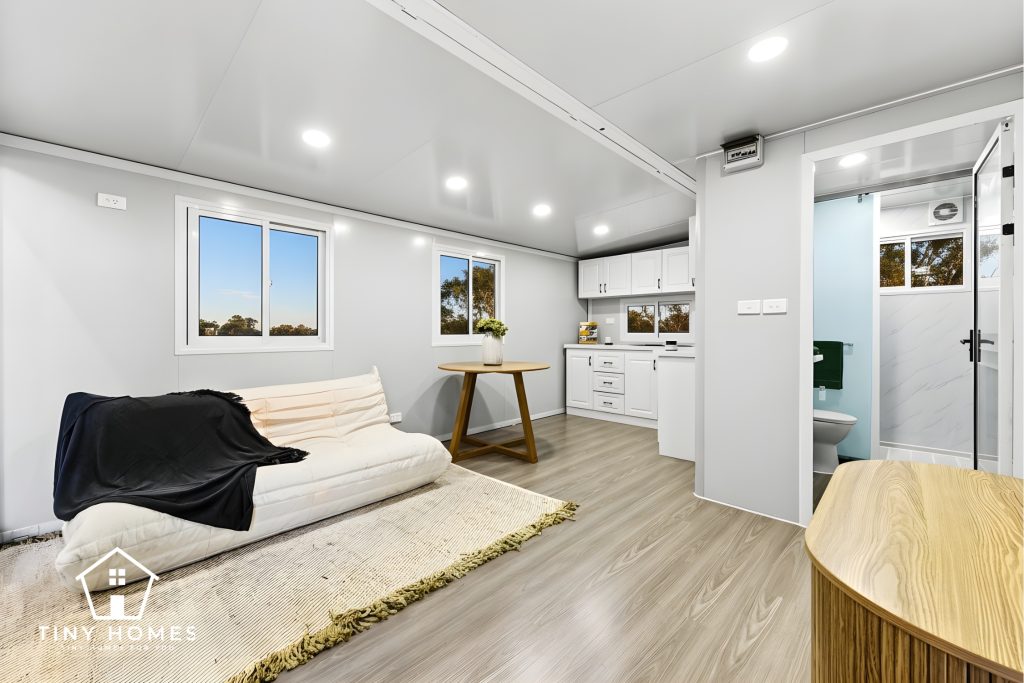 TH4U - White expander living