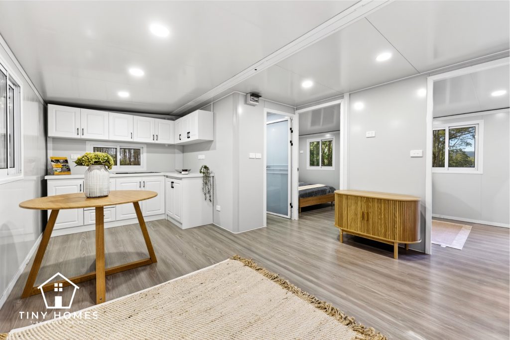 TH4U - White expander living 2